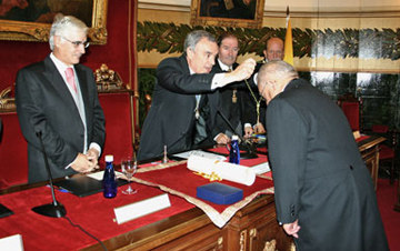 El Presidente en funciones de la Academia, Prof. Manuel Díaz-Rubio García, 